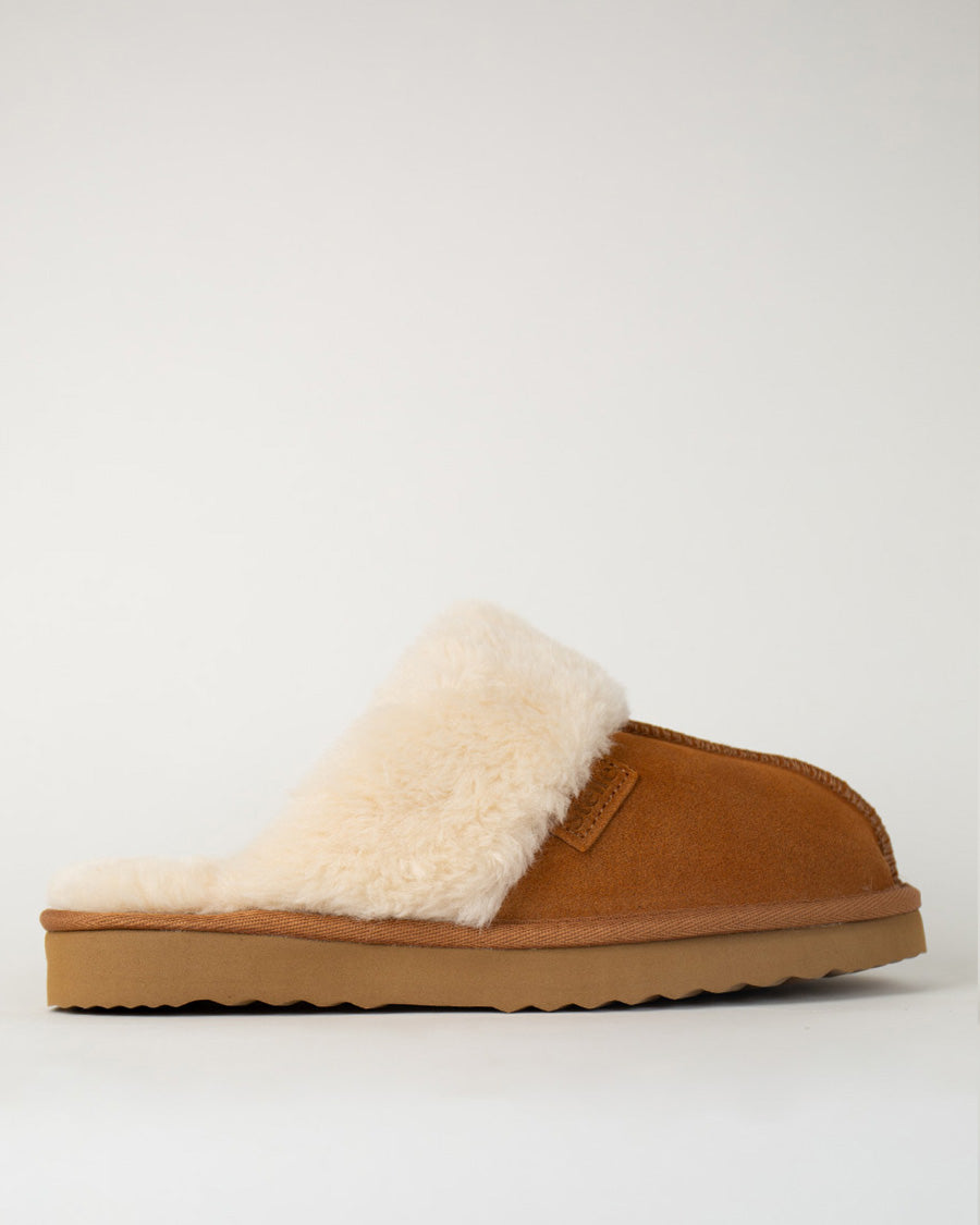 Chestnut Classic Fuzzy Slippers