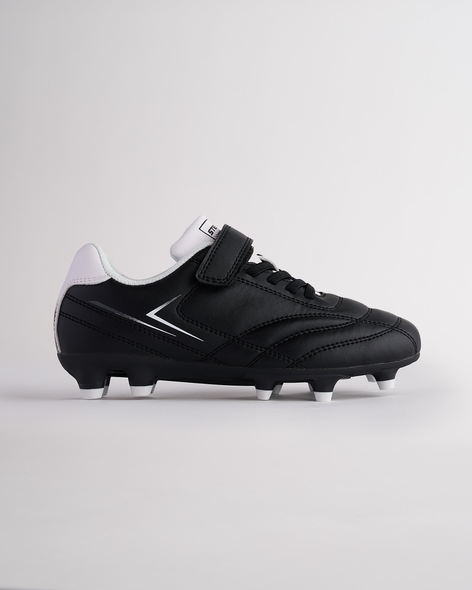 Kids Unisex Field Soccer Cleats in Black